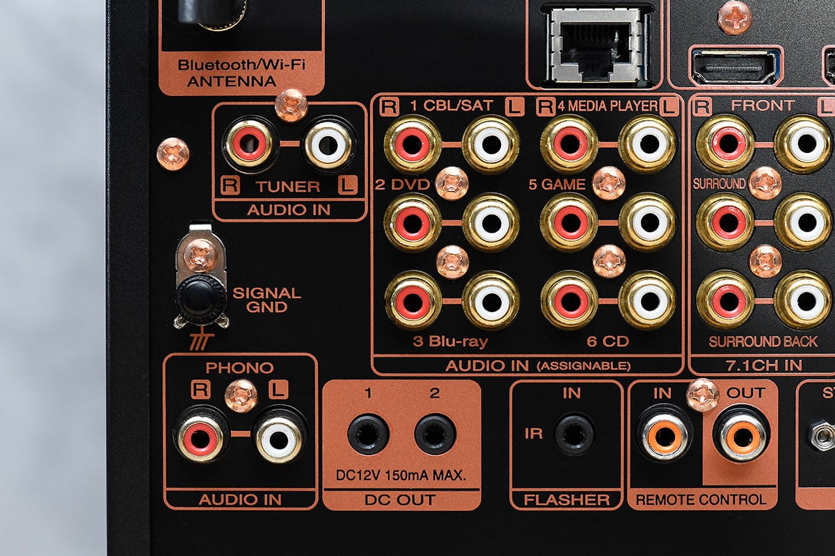 Marantz 的 A/V 擴音機一向都適合影音和音響「兩棲」的用家，除了環繞聲效的表現之外，獨有的 Marantz 音色聽歌效果也相當不錯。今次測試的 SR8015 則是 Marantz 今年推出的旗艦型號，具備 11.2 聲道放大、13.2 聲道處理，並且支援了最新的 DTS:X Pro 3D 音效格式。今次就率先測試這款 DTS:X 的增強版音效表現到底如何，也會測試一下 SR8015 的影碟和音樂播放效果。