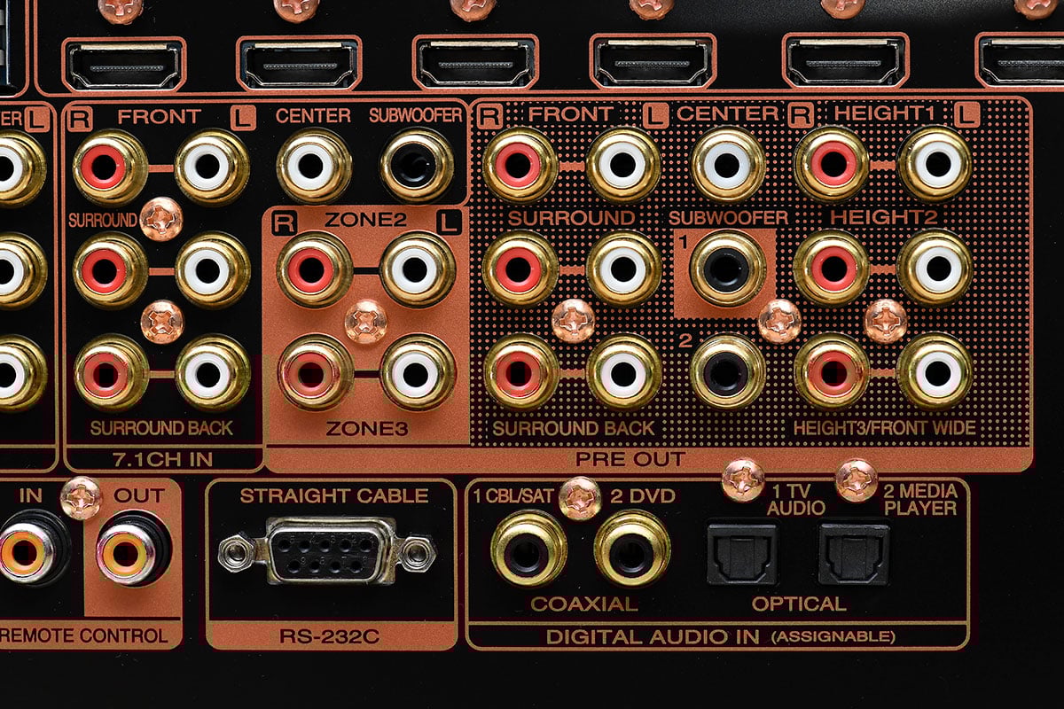 Marantz 的 A/V 擴音機一向都適合影音和音響「兩棲」的用家，除了環繞聲效的表現之外，獨有的 Marantz 音色聽歌效果也相當不錯。今次測試的 SR8015 則是 Marantz 今年推出的旗艦型號，具備 11.2 聲道放大、13.2 聲道處理，並且支援了最新的 DTS:X Pro 3D 音效格式。今次就率先測試這款 DTS:X 的增強版音效表現到底如何，也會測試一下 SR8015 的影碟和音樂播放效果。