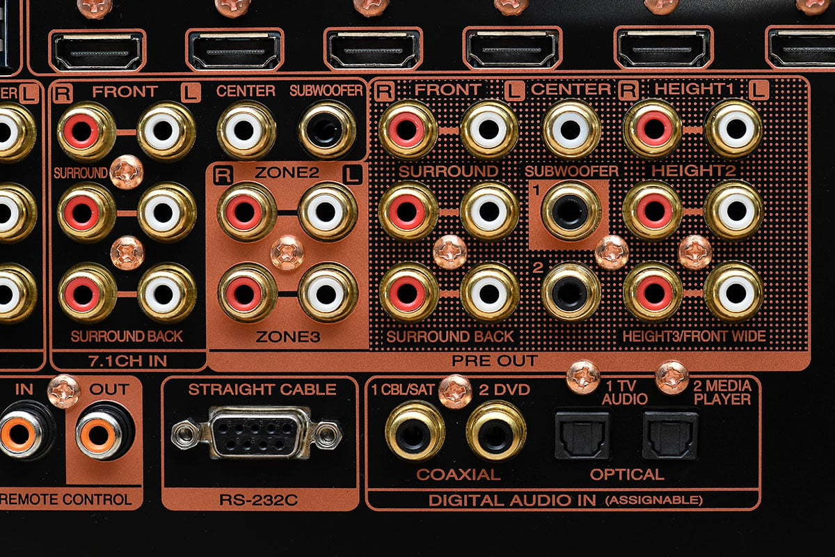 Marantz 的 A/V 擴音機一向都適合影音和音響「兩棲」的用家，除了環繞聲效的表現之外，獨有的 Marantz 音色聽歌效果也相當不錯。今次測試的 SR8015 則是 Marantz 今年推出的旗艦型號，具備 11.2 聲道放大、13.2 聲道處理，並且支援了最新的 DTS:X Pro 3D 音效格式。今次就率先測試這款 DTS:X 的增強版音效表現到底如何，也會測試一下 SR8015 的影碟和音樂播放效果。