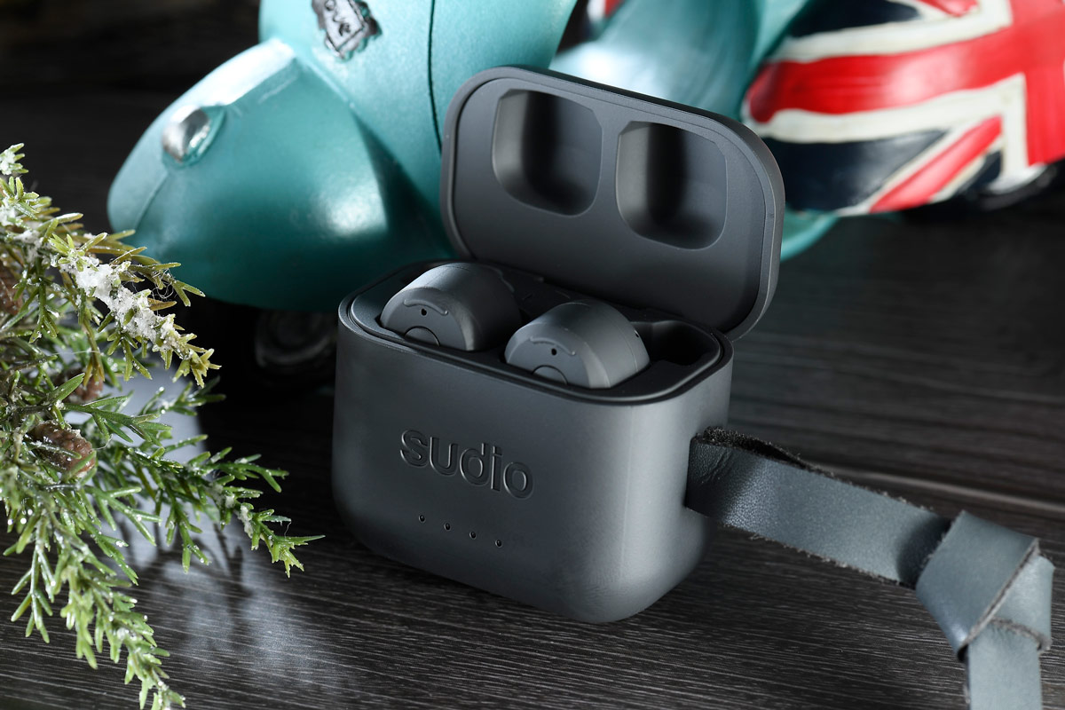 瑞典耳機品牌 Sudio 向來是以 Instagram 為主力宣傳點，憑著時尚、簡約的造型設計，成功吸引一班 ig 紅人爭相佩戴，大家自然都想買一個！Sudio ETT ANC 真無線降噪耳機設有黑、白、粉紅和墨綠 4 款顏色，令男女生都難以抗拒，最近更加推全新煙幕銅色，以木炭灰為主調搭配霧面質感，以及加入鍍銅細節，相當型格，非常容易襯衫。