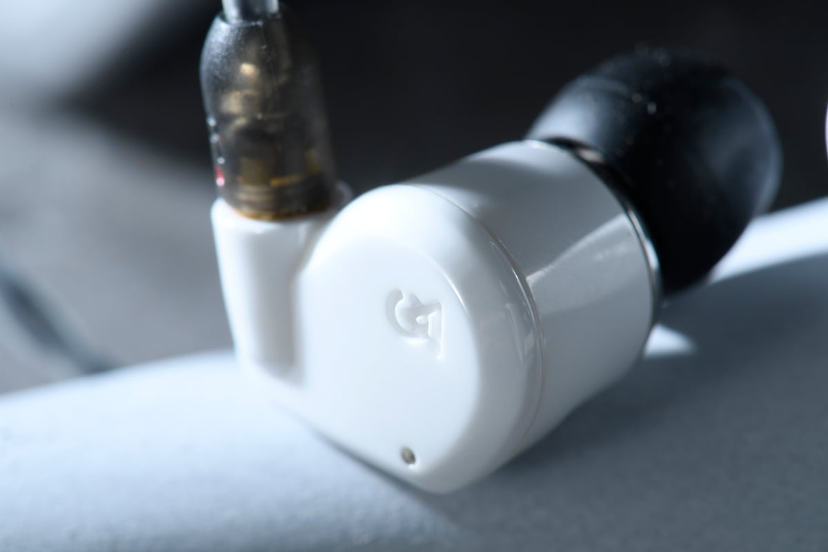 美國耳機品牌 Campfire Audio 不時更新產品線，最新推出的 Vega 2020 顧名思義是 Vega 的後繼機。吸收了上代的開發經驗，裡裡外外都經過大幅改良，換上純白高密度陶瓷外殼，並將動圈單元的直徑由以往的 8.5mm 增大至 10mm，音質有很明顯的進步，更重要是定價較上代推出時便宜不少。