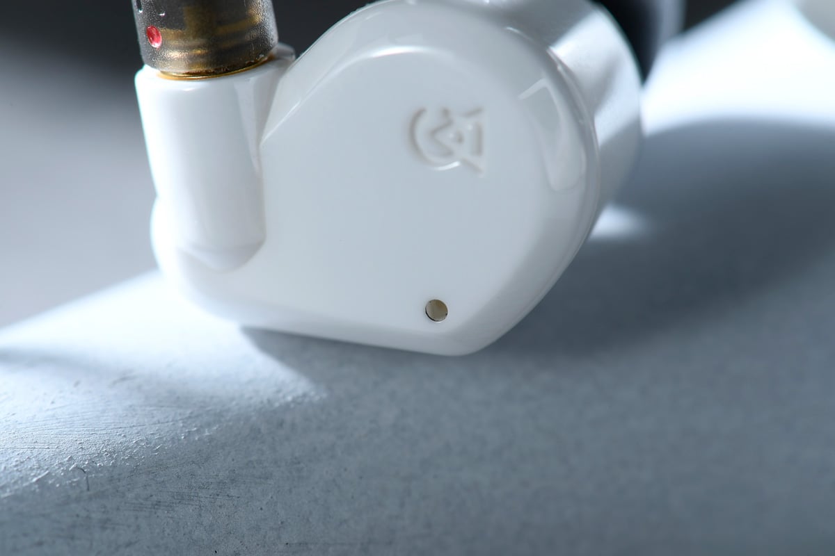 美國耳機品牌 Campfire Audio 不時更新產品線，最新推出的 Vega 2020 顧名思義是 Vega 的後繼機。吸收了上代的開發經驗，裡裡外外都經過大幅改良，換上純白高密度陶瓷外殼，並將動圈單元的直徑由以往的 8.5mm 增大至 10mm，音質有很明顯的進步，更重要是定價較上代推出時便宜不少。