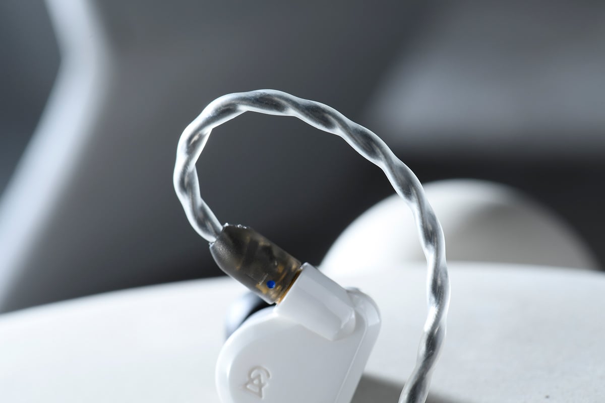 美國耳機品牌 Campfire Audio 不時更新產品線，最新推出的 Vega 2020 顧名思義是 Vega 的後繼機。吸收了上代的開發經驗，裡裡外外都經過大幅改良，換上純白高密度陶瓷外殼，並將動圈單元的直徑由以往的 8.5mm 增大至 10mm，音質有很明顯的進步，更重要是定價較上代推出時便宜不少。