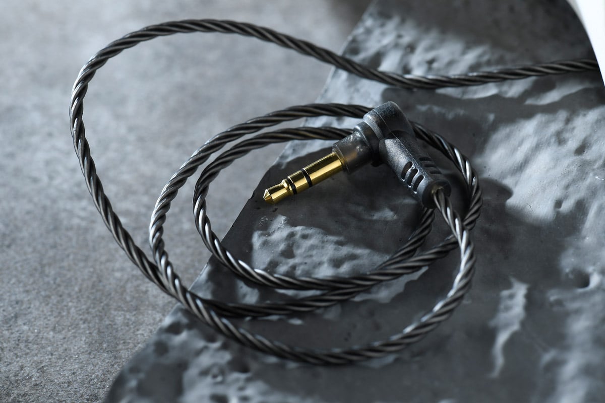 美國耳機品牌 Campfire Audio 不時更新產品線，最新推出的 Vega 2020 顧名思義是 Vega 的後繼機。吸收了上代的開發經驗，裡裡外外都經過大幅改良，換上純白高密度陶瓷外殼，並將動圈單元的直徑由以往的 8.5mm 增大至 10mm，音質有很明顯的進步，更重要是定價較上代推出時便宜不少。