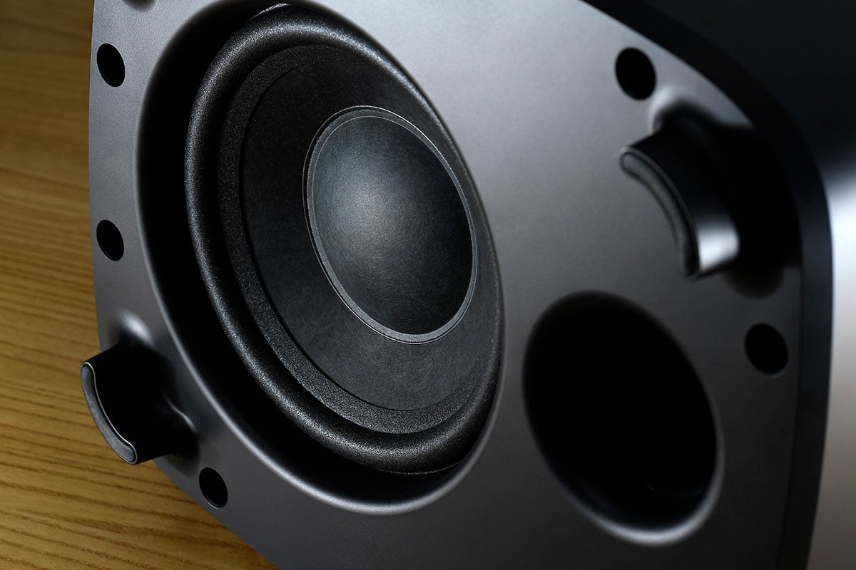 Polk Audio 之前推出的一大一小兩款 Soundbar MagniFi Max 和 MagniFi Mini 的音效表現都相當不錯，今次新推出的 Magnifi 2 除了支援 Chromecast 和藍牙播歌，配備 3 組 HDMI 輸入、支援 4K HDR 影像之外，更加入了 Polk 3D 音效模式，可以利用機身聲效處理輸出模擬 3D 環繞效果。