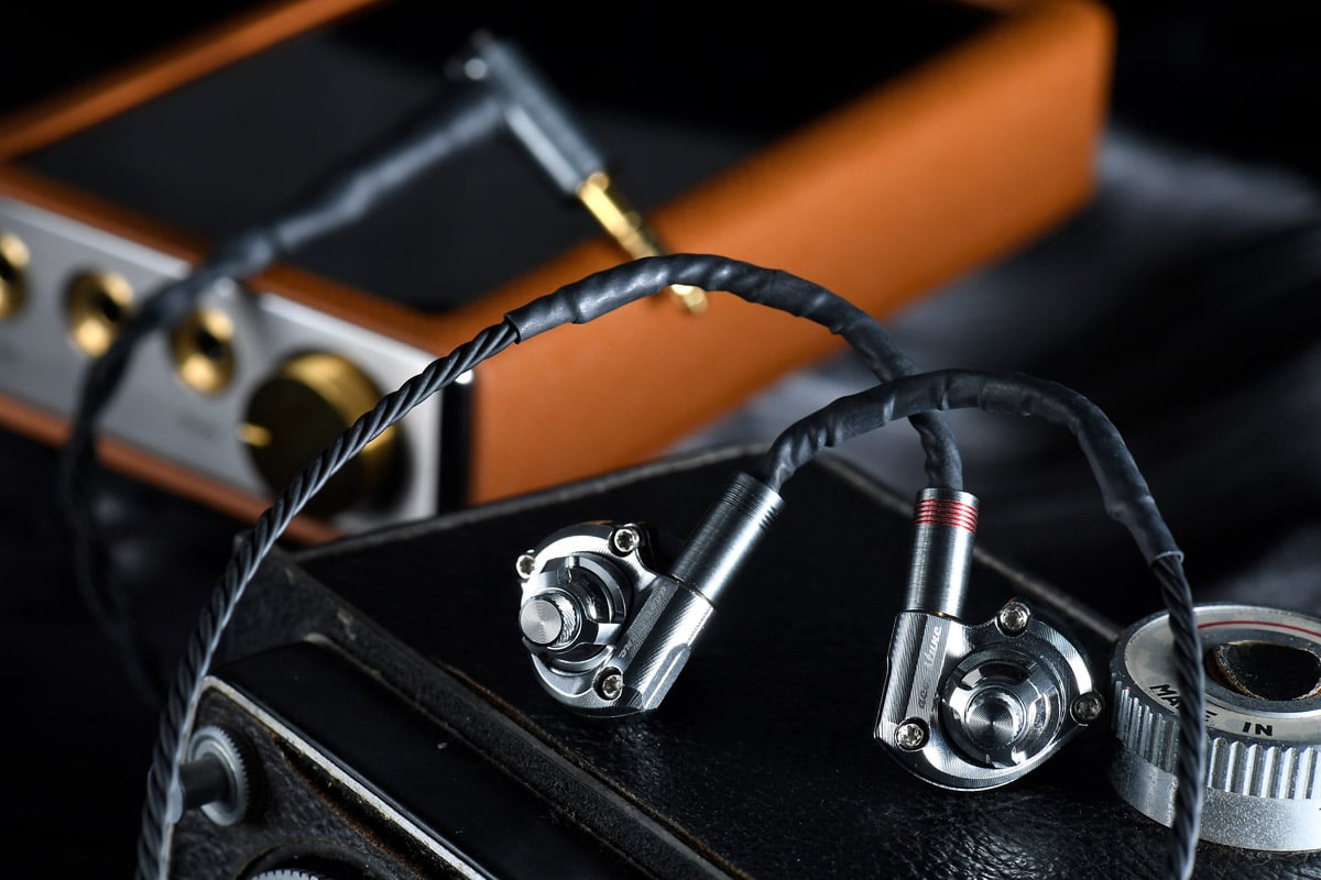總部設於日本群馬縣的新晉耳機線品牌 Brise Audio，全部線材均由日本職人全人手製作，每一個部分都精雕細琢，予人信心的保證，更在日本耳機發燒友圈子中享負盛名。最近廠方為 ASUHA 系列推出升級版，名為 ASUHA Ref.2，同樣是 8 芯銅線，不過採用了全新製作技術，並用上頂級 Ref. 型號插頭配件，發揮出線材最大的潛力。