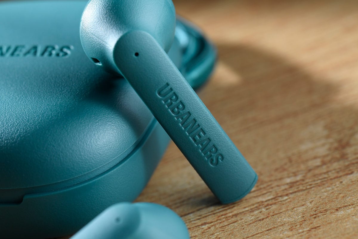 來自瑞典斯德哥爾摩的耳機品牌 Urbanears，對於喜好單一色系設計的人士，不難被它的外形吸引住。Luma 秉承品牌一貫北歐簡約風格，提供木炭黑、松鳧綠、迷霧白、琉璃紫及經典棕合共 5 種顏色可以選擇。耳機具備觸控及語音控制、佩戴感應器、25 小時播放能力、IPX4 防濺水功能，加上輕巧機身的設計，日常使用以至輕鬆運動都可以放心使用。
