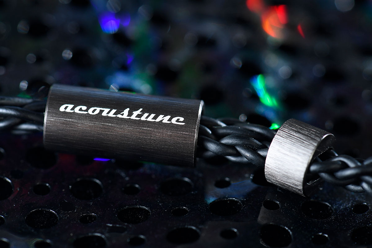 日系耳機品牌 Acoustune 的 HS 系列一向相當受用家歡迎，今次最新推出的 HS1300SS 屬於入門系列，比起同系列上代入門型號售價更相宜，但全新的 CNC 製作不鏽鋼箱體，配合 3.5 代 Myrinx 單元，音質、音色和佩戴感仍然出色。