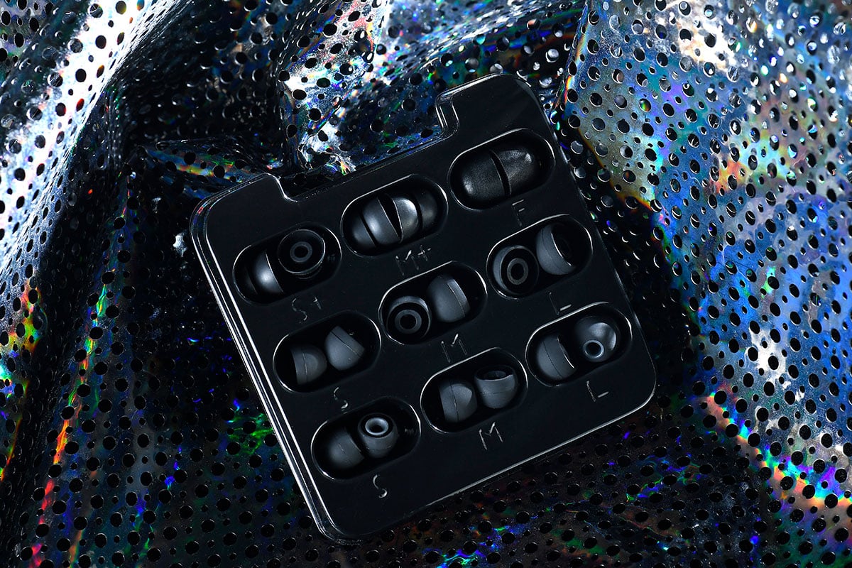 日系耳機品牌 Acoustune 的 HS 系列一向相當受用家歡迎，今次最新推出的 HS1300SS 屬於入門系列，比起同系列上代入門型號售價更相宜，但全新的 CNC 製作不鏽鋼箱體，配合 3.5 代 Myrinx 單元，音質、音色和佩戴感仍然出色。