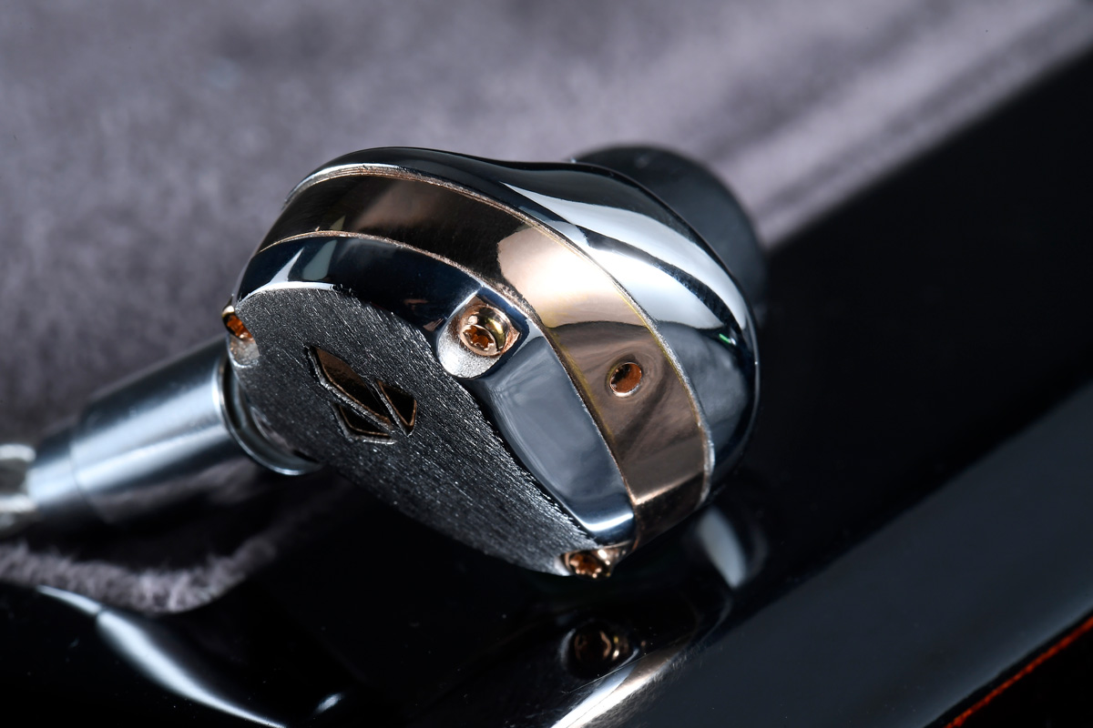 在 2019 年年底，美國新晉品牌 SPEAR Labs 推出旗下首款耳機 Triton 1，一直都處於缺貨供不應求的狀態。但創辦人兼總設計師 Dale Lott 沒有因此停止開發步伐，事隔一年，設計出第二款耳機 Triton Zero，定位更旗艦，沿用 3 種單元混合並加以改良，今次整個外殼連塗層一共選用 4 種不同金屬物料鑄造，能夠帶來與 Triton 1 不一樣的聲音風格。