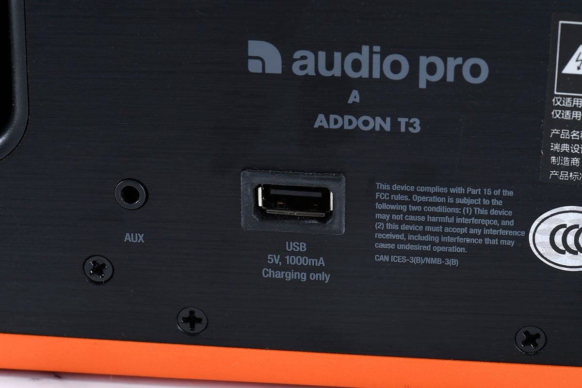 雖然外形似足長插電源、座檯擺放的藍牙喇叭，不過 Audio Pro 推出的 Addon T3 其實是一款內置充電的便攜喇叭。而且除了型格簡約風的設計之外，可以話樣靚聲更靚，估唔到兩千元有找、望落似主打外形設計的藍牙喇叭，居然還有相當不錯的音質。