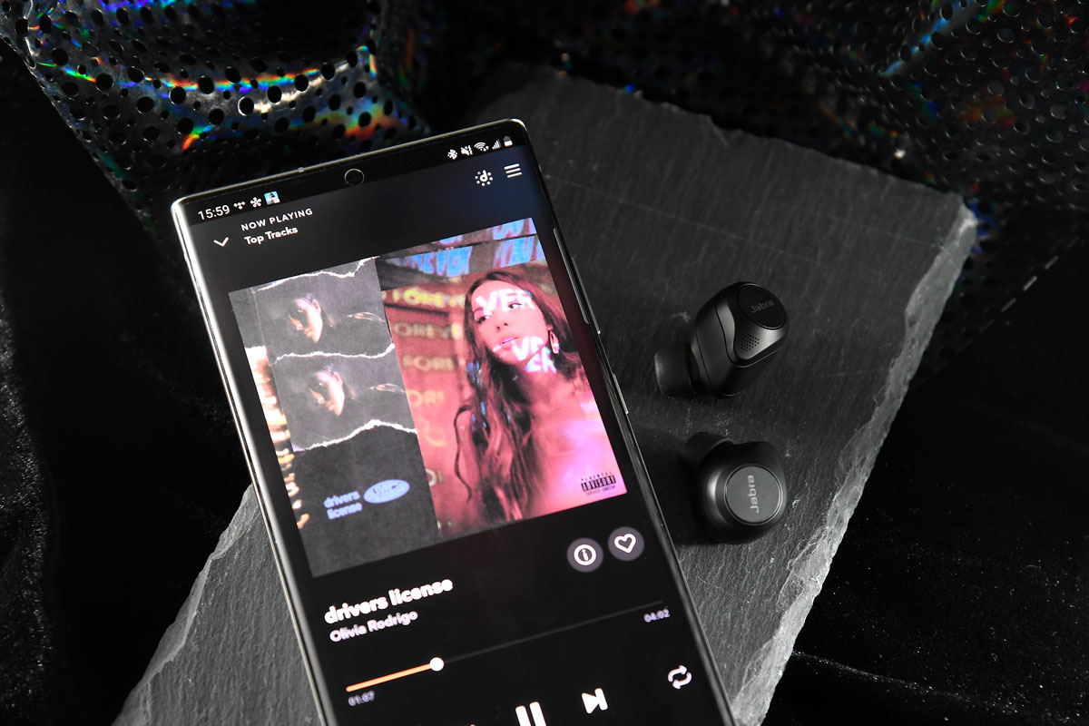 真無線耳機經過近幾年的快速發展，見證著一代比一代進步，Jabra 最新的 Elite 85t 加入了全新主動式降噪晶片 Jabra Advanced ANC，再配合 6 組收音咪，提供最佳的降噪品質。而且，耳機形狀和單元配置皆有所改良，帶來更出色的佩戴舒適感和音質表現。