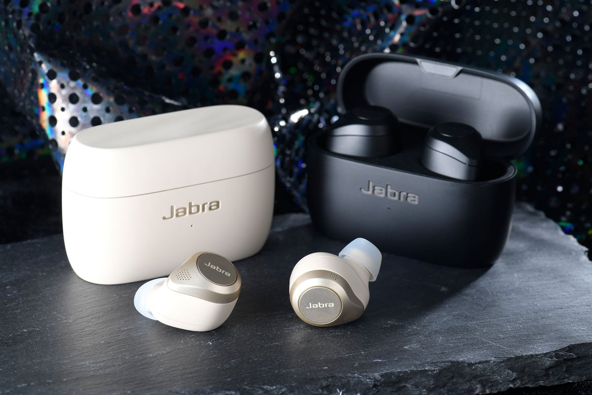 真無線耳機經過近幾年的快速發展，見證著一代比一代進步，Jabra 最新的 Elite 85t 加入了全新主動式降噪晶片 Jabra Advanced ANC，再配合 6 組收音咪，提供最佳的降噪品質。而且，耳機形狀和單元配置皆有所改良，帶來更出色的佩戴舒適感和音質表現。