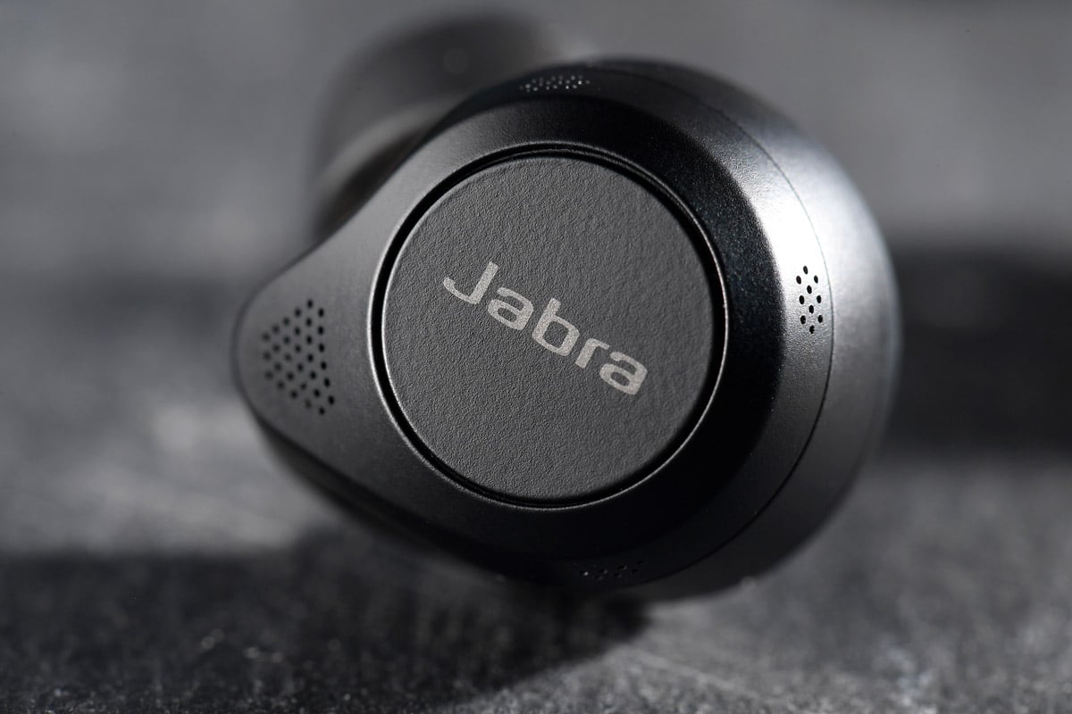 真無線耳機經過近幾年的快速發展，見證著一代比一代進步，Jabra 最新的 Elite 85t 加入了全新主動式降噪晶片 Jabra Advanced ANC，再配合 6 組收音咪，提供最佳的降噪品質。而且，耳機形狀和單元配置皆有所改良，帶來更出色的佩戴舒適感和音質表現。