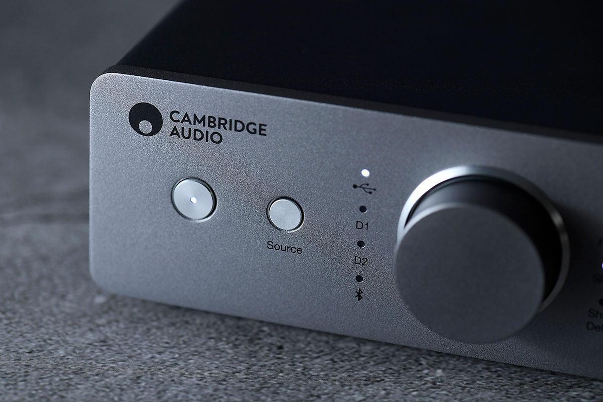 Cambridge Audio 的 DacMagic 系列 USB DAC 一直都相當受用家歡迎，相隔一段時間再有新機，今次最新推出的 DacMagic 200M 就一口氣加入了 MQA 解碼、支援 PCM 32bit/768kHz、DSD512 音訊的頂級規格，除了 USB 連接電腦、光纖和同軸連接 CD 機等播放器，更加入了藍牙連接方便手機使用。