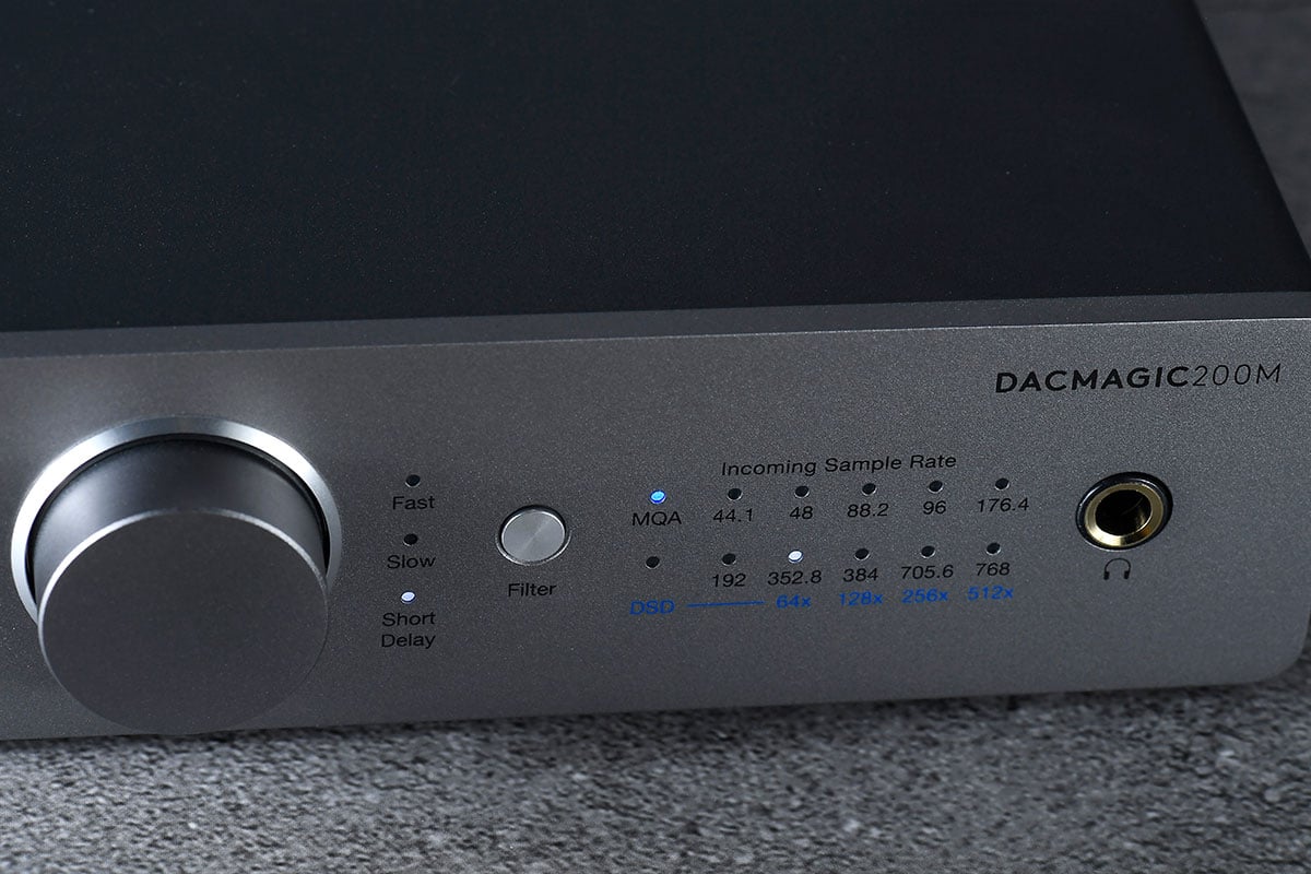 Cambridge Audio 的 DacMagic 系列 USB DAC 一直都相當受用家歡迎，相隔一段時間再有新機，今次最新推出的 DacMagic 200M 就一口氣加入了 MQA 解碼、支援 PCM 32bit/768kHz、DSD512 音訊的頂級規格，除了 USB 連接電腦、光纖和同軸連接 CD 機等播放器，更加入了藍牙連接方便手機使用。