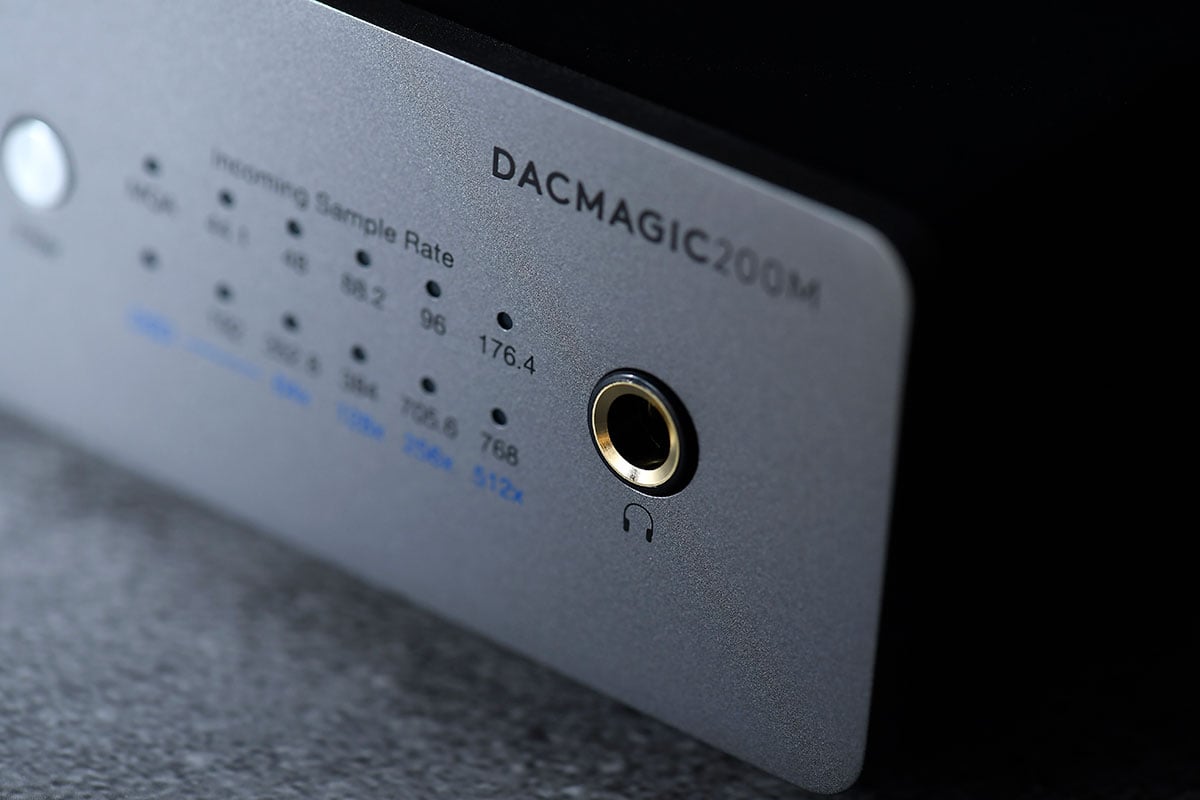 Cambridge Audio 的 DacMagic 系列 USB DAC 一直都相當受用家歡迎，相隔一段時間再有新機，今次最新推出的 DacMagic 200M 就一口氣加入了 MQA 解碼、支援 PCM 32bit/768kHz、DSD512 音訊的頂級規格，除了 USB 連接電腦、光纖和同軸連接 CD 機等播放器，更加入了藍牙連接方便手機使用。