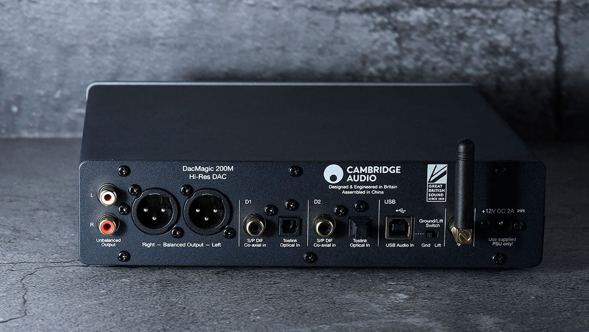 Cambridge Audio 的 DacMagic 系列 USB DAC 一直都相當受用家歡迎，相隔一段時間再有新機，今次最新推出的 DacMagic 200M 就一口氣加入了 MQA 解碼、支援 PCM 32bit/768kHz、DSD512 音訊的頂級規格，除了 USB 連接電腦、光纖和同軸連接 CD 機等播放器，更加入了藍牙連接方便手機使用。