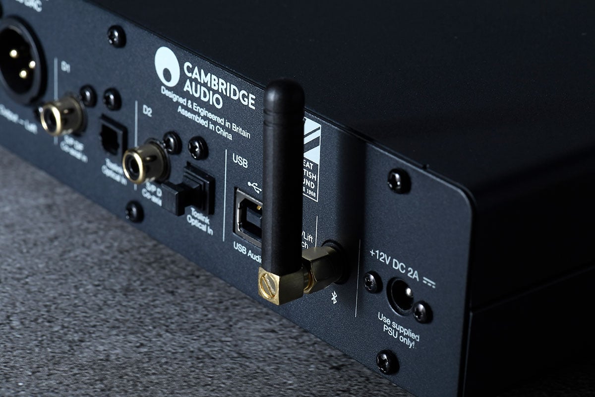 Cambridge Audio 的 DacMagic 系列 USB DAC 一直都相當受用家歡迎，相隔一段時間再有新機，今次最新推出的 DacMagic 200M 就一口氣加入了 MQA 解碼、支援 PCM 32bit/768kHz、DSD512 音訊的頂級規格，除了 USB 連接電腦、光纖和同軸連接 CD 機等播放器，更加入了藍牙連接方便手機使用。