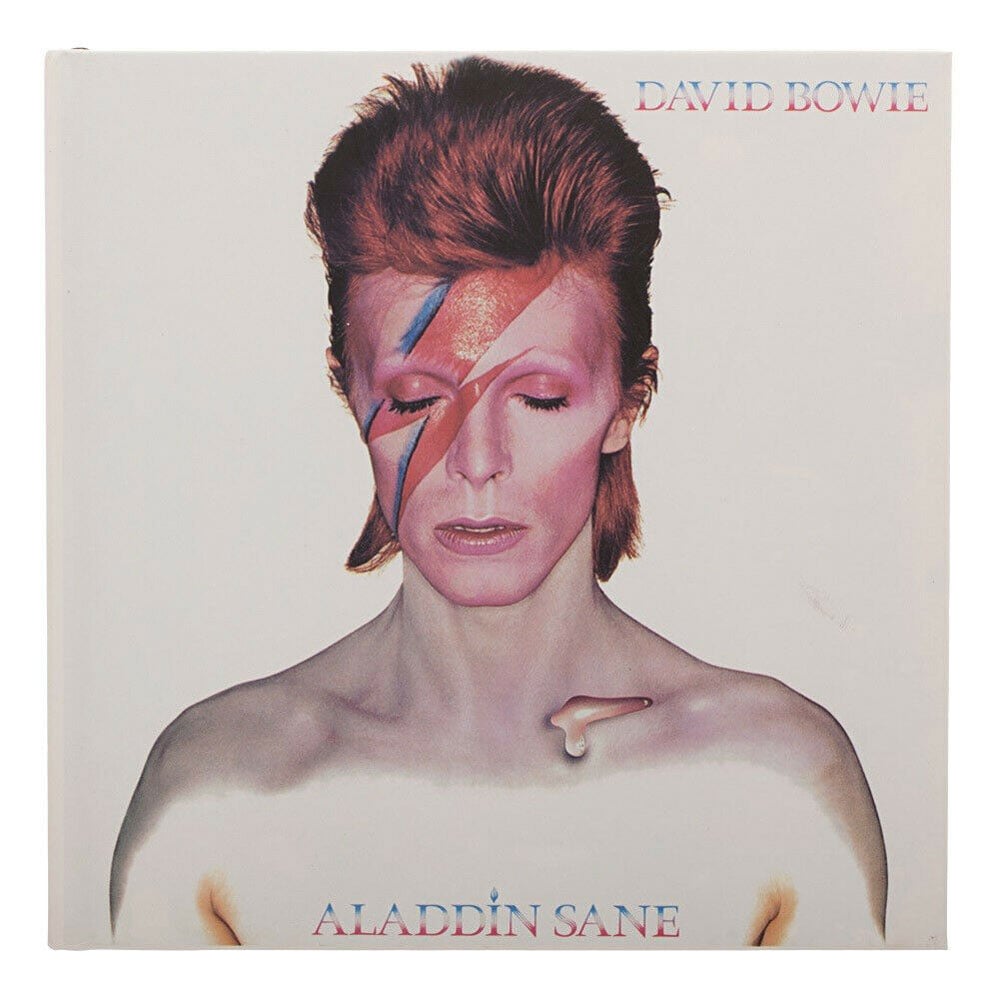 傳奇歌手 David Bowie 形象百變，其前衛造型至今仍影響著潮流及時尚界，連 Lady Gaga 也在模仿這位「搖滾變色龍」。英國攝影師 Brian Duffy 曾五次為他掌鏡，拍攝 Bowie 的 Ziggy Stardust 及 The Thin White Duke 化身，由他操刀的《Aladdin Sane》更是廣為人知，專輯封面的紅藍色閃電形象，更成為一種搖滾視覺符號。