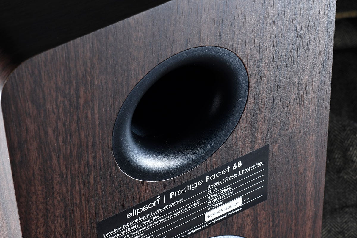 PRESTIGE FACET 6B 是法國喇叭老牌 Elipson 推出的書架喇叭，雖然是 FACET 系列最小巧的型號，不過已經配備了 5 吋長衝程單元，配合 1 吋軟球頂高音，圍繞單元的星狀擴散板更是獨家設計，除了相當有型之外，更加可以有效提升音質，美觀又實用。