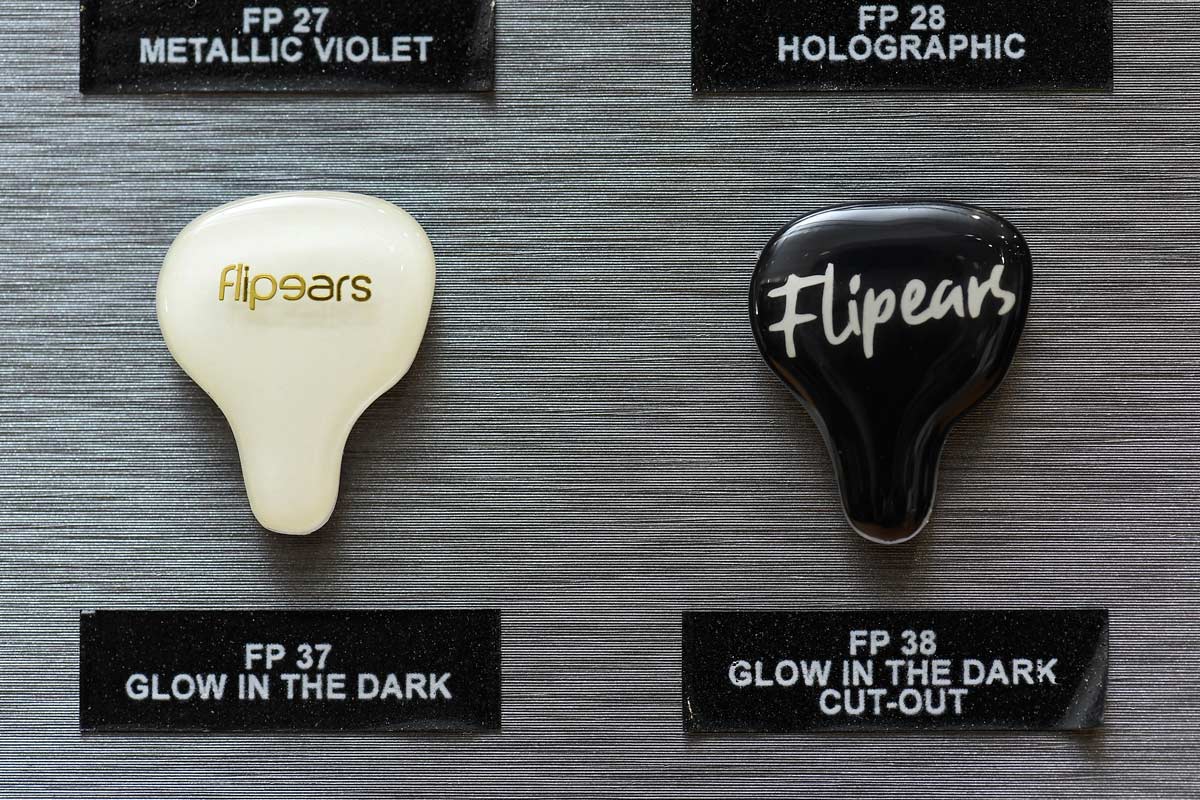 FlipEars 耳機品牌於 2012 年在菲律賓成立，是由身兼錄音師、音樂製作人及唱作人的 Aries Sales 所創立。每一款耳機型號都能充分展現出截然不同的聲音特性，滿足樂迷或發燒用家的需要及喜好。據知他們是首個衝出菲國的耳機品牌，在 2016 年正式外銷至不同地區，先後有日本、台灣、泰國、美國及韓國等等，更曾取得日本 e-earphone 銷售排行榜第一位，實力有目共睹。現在 FlipEars 的 CM 耳機正式在港發售，其耳機價位的覆蓋層面相當廣泛，完全照顧到消費者的不同需求。