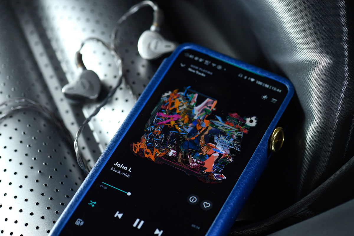 Dunu 是國內做圈鐵耳機比較早的廠商，已經發展到很成熟的階段，並獲得多項國際聲學研究成果和國際專利設計。今年，他們決定推出首款動圈、動鐵、靜電混合式耳機，名為 EST112。一如以往，貫徹了「高規低賣」的中國品牌特色，亦在耳機市場上引來不少話題，實行讓靜電耳機走向平民化。