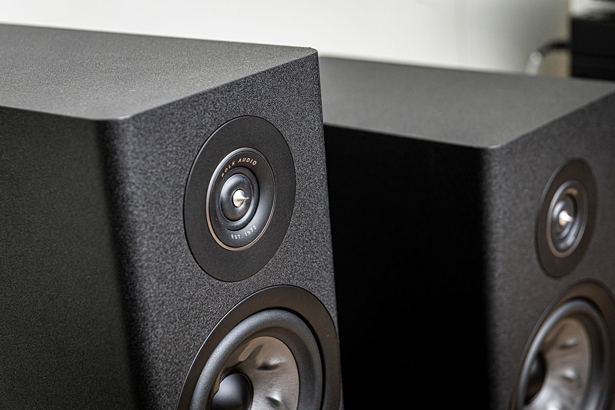 Polk Audio 之前推出的 Legend 系列、Signature 系列口碑都相當不錯，今次最新推出的 Reserve 系列則是僅次於旗艦 Legend 系列的高階喇叭。配備了由 Legend 系列而來的尖峰環形高音、渦輪中音單元，還有全新的 X-Port 技術，配合原有的 PowerPort 組成 PowerPort 2.0 的新設計，最重要是價錢依然十分相宜。