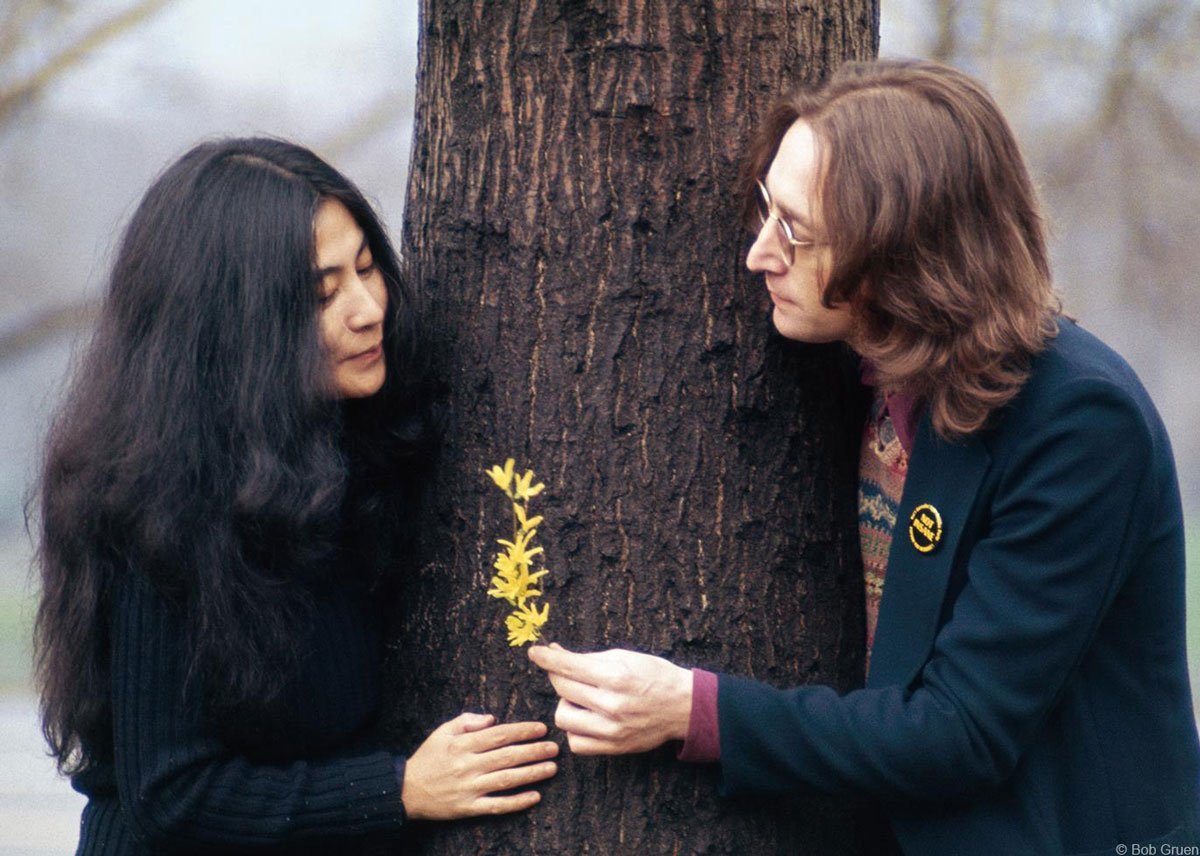 說起 John Lennon 與小野洋子的照片，1981 年《Rolling Stone》雜誌封面的親吻造型無疑是經典。若想了解二人生活瞬間的畫面，大概只能在紐約攝影師 Bob Gruen 的鏡頭裡尋覓。作為他們的私人攝影師，Bob 很自然地捕捉這對傳奇夫妻在舞台之下的平凡日常，至今恰好半世紀。