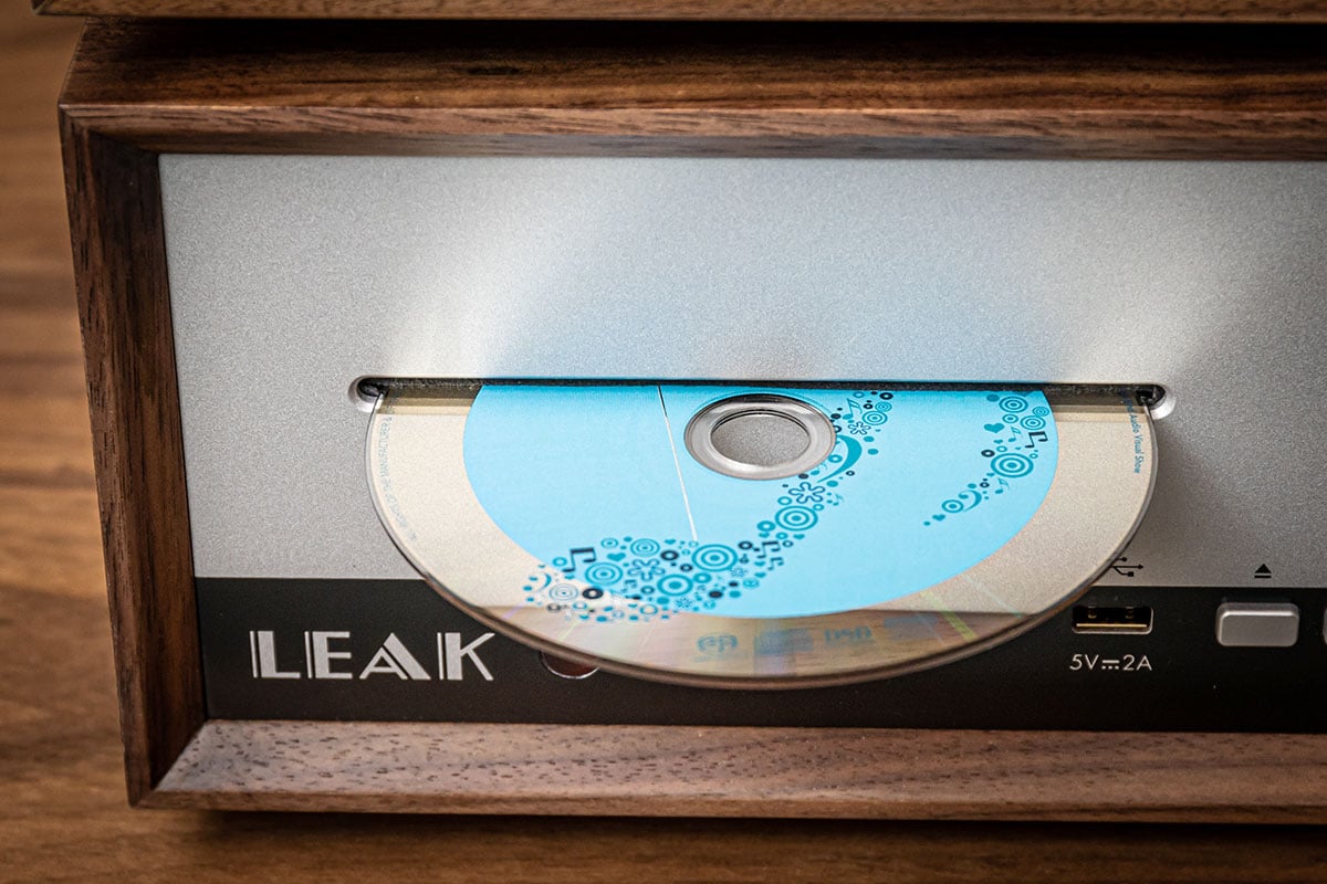 LEAK 這個英國傳奇音響品牌曾經是英國家庭的最愛，1934 年由 Harold Joseph Leak 在英國倫敦創立，在 1969 年賣給 Rank Organisation。2020 年，也是 H.J. Leak 誕辰 113 周年和 H. J. Leak & Co 成立 84 周年，IAG 集團（International Audio Group）宣布 LEAK 的回歸，為現代 Hi-Fi 發燒友保留了 Art-Deco 裝飾藝術的古典風格，同時帶來高品質家庭音響，率先登場的就是 STEREO 130 以及 CDT 這套組合。