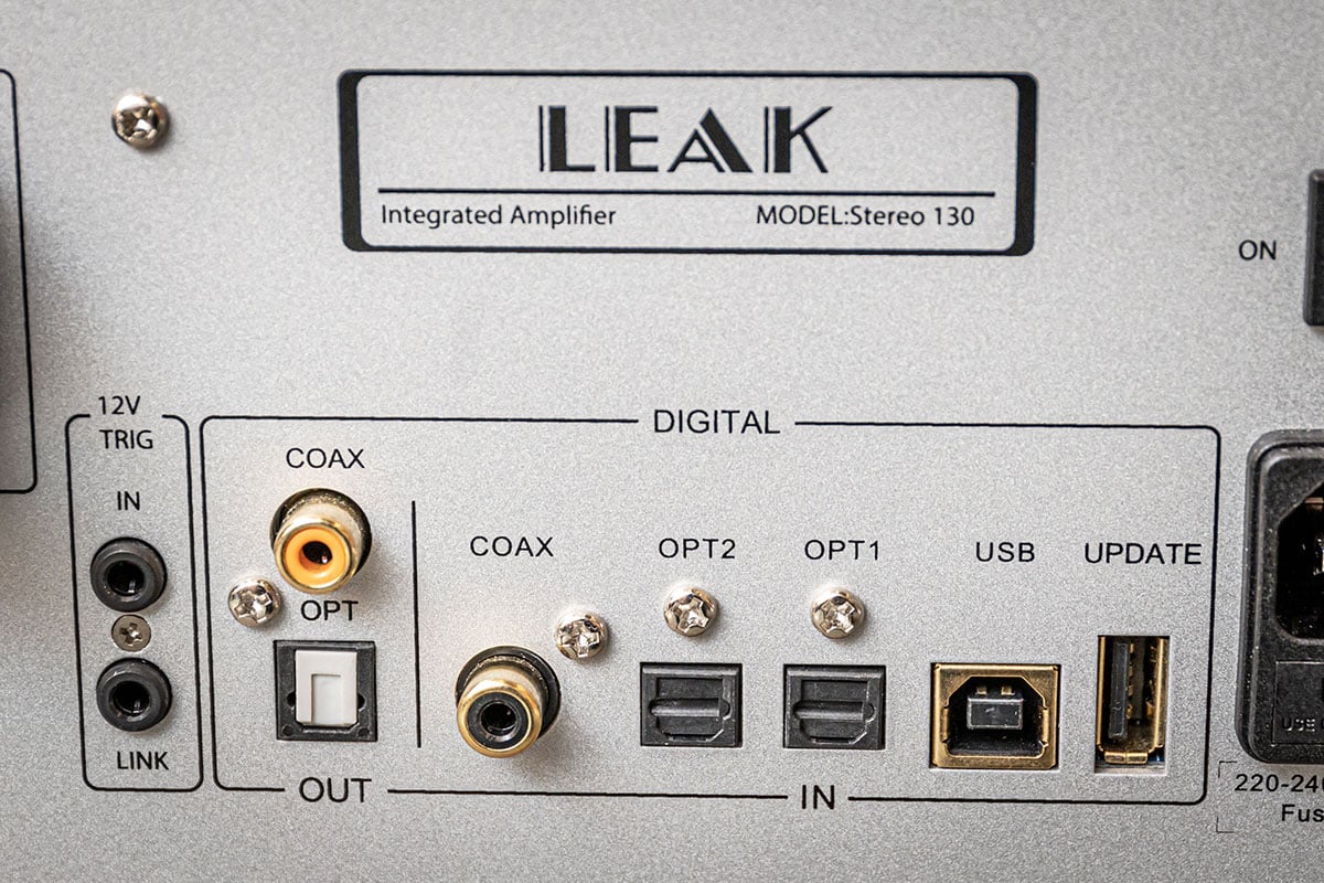 LEAK 這個英國傳奇音響品牌曾經是英國家庭的最愛，1934 年由 Harold Joseph Leak 在英國倫敦創立，在 1969 年賣給 Rank Organisation。2020 年，也是 H.J. Leak 誕辰 113 周年和 H. J. Leak & Co 成立 84 周年，IAG 集團（International Audio Group）宣布 LEAK 的回歸，為現代 Hi-Fi 發燒友保留了 Art-Deco 裝飾藝術的古典風格，同時帶來高品質家庭音響，率先登場的就是 STEREO 130 以及 CDT 這套組合。