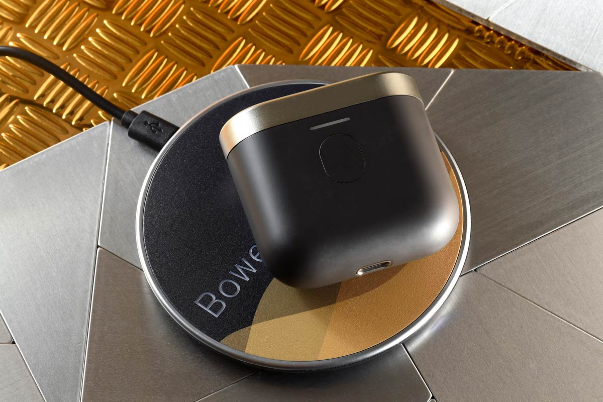 去年 Sound United 集團成功收購著名英國老牌 Bowers & Wilkins（B&W），並承諾會投放更多新產品的開發，以及跨產品類別，以鞏固在高級音響市場中的領導地位。最近似乎用實際行動兌現承諾，​推出品牌旗下首款真無線耳機 PI7，不單止是外觀吸引了無數目光，它的最大賣點是，其充電盒可兼作音頻發射器，以真無線耳機規格來說，這個功能非常突破。