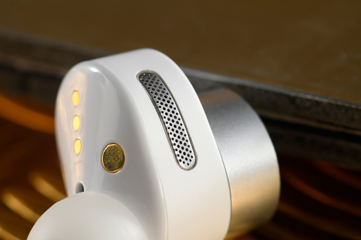 去年 Sound United 集團成功收購著名英國老牌 Bowers & Wilkins（B&W），並承諾會投放更多新產品的開發，以及跨產品類別，以鞏固在高級音響市場中的領導地位。最近似乎用實際行動兌現承諾，​推出品牌旗下首款真無線耳機 PI7，不單止是外觀吸引了無數目光，它的最大賣點是，其充電盒可兼作音頻發射器，以真無線耳機規格來說，這個功能非常突破。