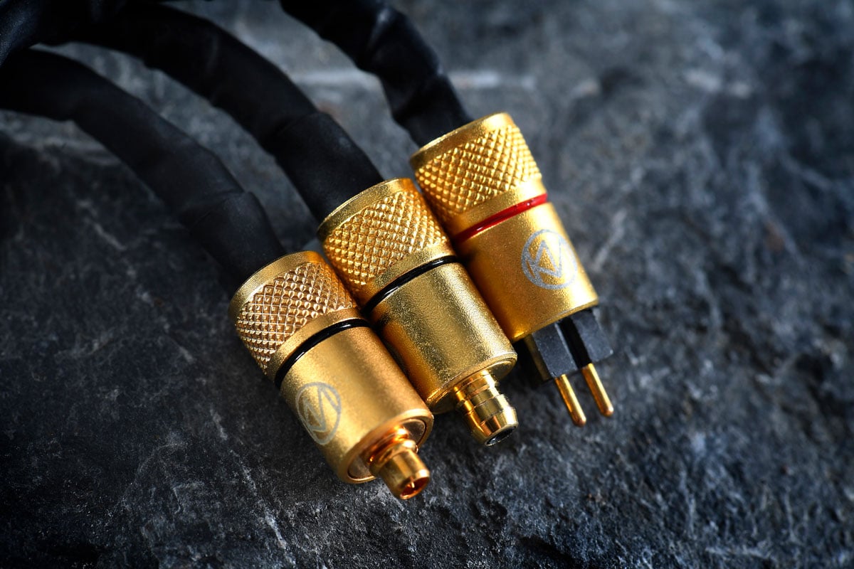 Brise Audio 於 2015 年在日本成立的新晉線材品牌，他們善於線材搭配和技術運用，加上不論是各款音響或專用接線、入門至發燒級的耳機升級線，通通都在日本群馬縣的總部原廠生產，而且均由日本職人全人手製作，每一個部分都精雕細琢，予人信心的保證。短短幾年間，不單止在日本耳機發燒友圈子中享負盛名，在香港也愈來愈多人認識和留意得到。今年，他們會主打兩款熱門型號，分別是旗艦級 YATONO-Ultimate 和入門級 NAOBI-LE，可因應預算和聽感作出選擇。