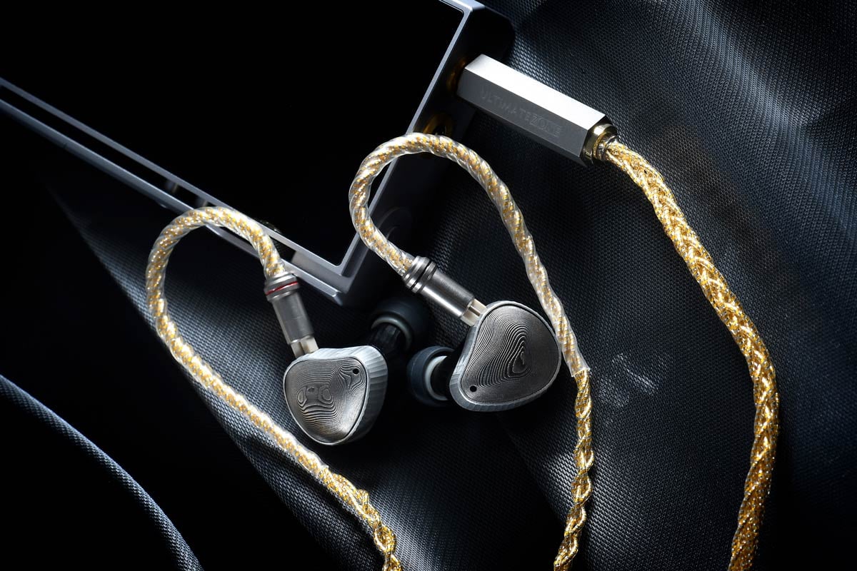 Luxury & Precision（樂彼）是專注於研發音樂播放器的內地知名品牌，當中旗艦等級的 DAP 更是享負盛名。最近旗下品牌 Ultimate Zone 推出一條高階耳機線材，名為 U75，能夠將 DAP 或耳機的潛力盡情解放出來，今次就接駁 Luxury & Precision P6，以及兩款熱賣高階耳機，感受一下 U75 的威力有多大。