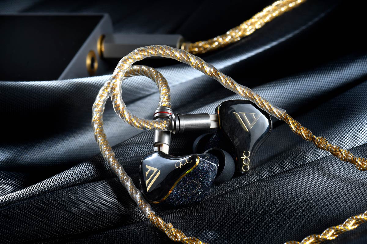 Luxury & Precision（樂彼）是專注於研發音樂播放器的內地知名品牌，當中旗艦等級的 DAP 更是享負盛名。最近旗下品牌 Ultimate Zone 推出一條高階耳機線材，名為 U75，能夠將 DAP 或耳機的潛力盡情解放出來，今次就接駁 Luxury & Precision P6，以及兩款熱賣高階耳機，感受一下 U75 的威力有多大。