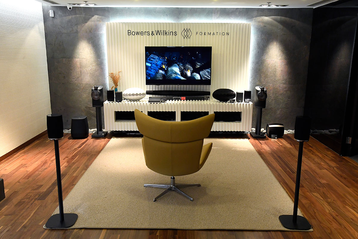 上年其中一單影音大新聞就是 Sound United 收購了英國音響名廠 Bowers & Wilkins（B&W），而歸入了 Sound United 這個大家庭之後，B&W 的 showroom 也變得不再「單調」。以往可能主打只有 B&W 的喇叭系列，現在就多了更多不同的器材搭配，好似 Denon、Marantz、Classé 的播放器和擴音機，甚至還有 Polk Audio 和 Definitive Technology（DT）的喇叭，而 B&W 的中環和尖沙咀 showroom 更相當花心機地設置了 8K 電視、4K 投影影院，提供了 Dolby Atmos 5.2.6、7.2.6 等配搭天花喇叭、前後方高置喇叭的不同配置，讓用家選購的時候可以更方便地親身實試一下不同配搭配置的效果。