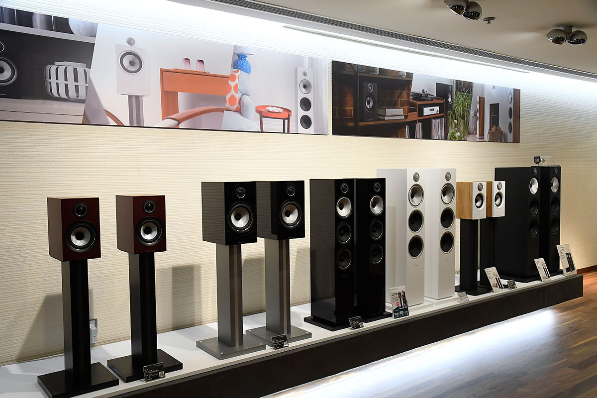 上年其中一單影音大新聞就是 Sound United 收購了英國音響名廠 Bowers & Wilkins（B&W），而歸入了 Sound United 這個大家庭之後，B&W 的 showroom 也變得不再「單調」。以往可能主打只有 B&W 的喇叭系列，現在就多了更多不同的器材搭配，好似 Denon、Marantz、Classé 的播放器和擴音機，甚至還有 Polk Audio 和 Definitive Technology（DT）的喇叭，而 B&W 的中環和尖沙咀 showroom 更相當花心機地設置了 8K 電視、4K 投影影院，提供了 Dolby Atmos 5.2.6、7.2.6 等配搭天花喇叭、前後方高置喇叭的不同配置，讓用家選購的時候可以更方便地親身實試一下不同配搭配置的效果。