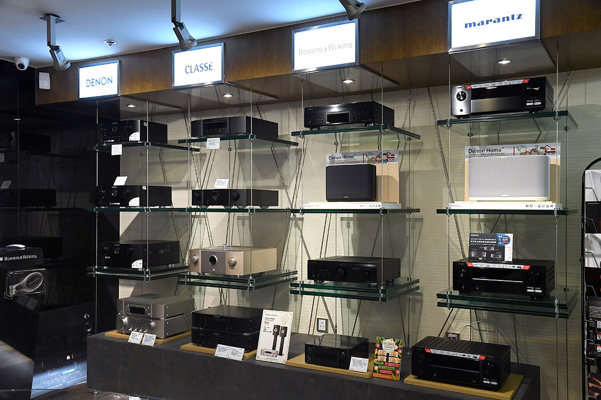 上年其中一單影音大新聞就是 Sound United 收購了英國音響名廠 Bowers & Wilkins（B&W），而歸入了 Sound United 這個大家庭之後，B&W 的 showroom 也變得不再「單調」。以往可能主打只有 B&W 的喇叭系列，現在就多了更多不同的器材搭配，好似 Denon、Marantz、Classé 的播放器和擴音機，甚至還有 Polk Audio 和 Definitive Technology（DT）的喇叭，而 B&W 的中環和尖沙咀 showroom 更相當花心機地設置了 8K 電視、4K 投影影院，提供了 Dolby Atmos 5.2.6、7.2.6 等配搭天花喇叭、前後方高置喇叭的不同配置，讓用家選購的時候可以更方便地親身實試一下不同配搭配置的效果。