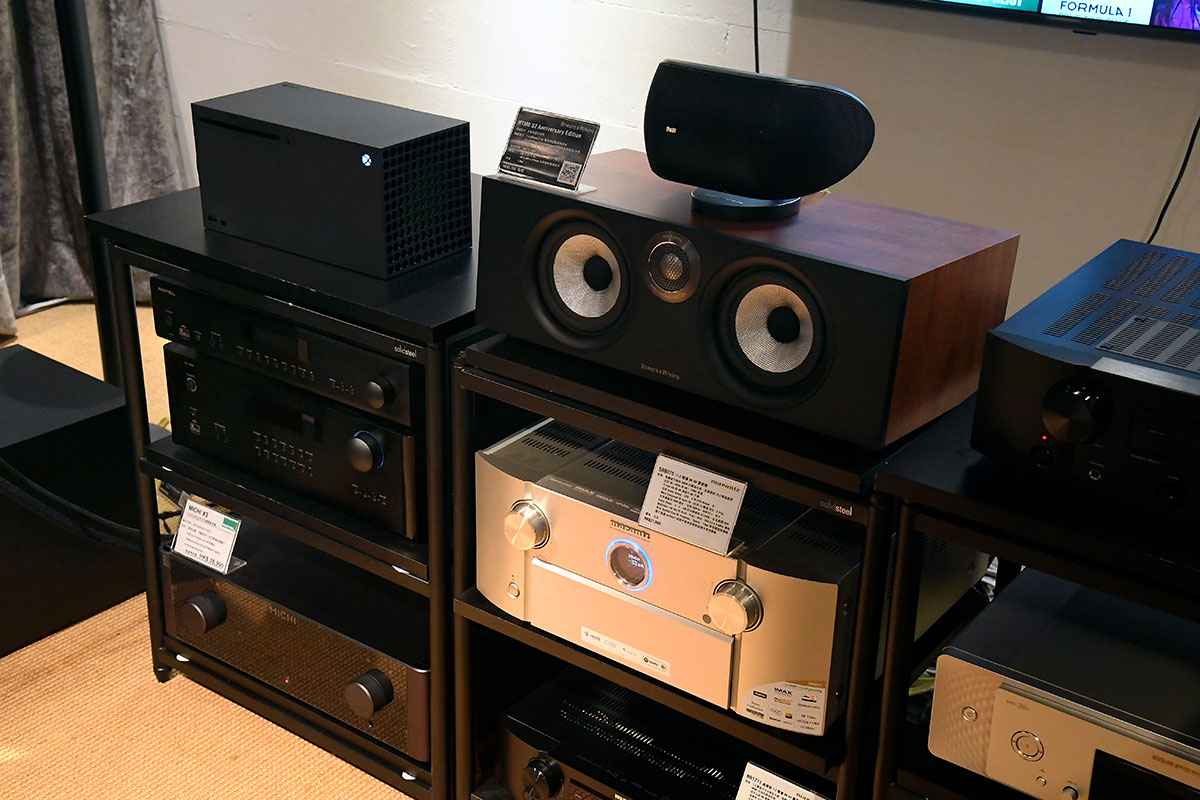 上年其中一單影音大新聞就是 Sound United 收購了英國音響名廠 Bowers & Wilkins（B&W），而歸入了 Sound United 這個大家庭之後，B&W 的 showroom 也變得不再「單調」。以往可能主打只有 B&W 的喇叭系列，現在就多了更多不同的器材搭配，好似 Denon、Marantz、Classé 的播放器和擴音機，甚至還有 Polk Audio 和 Definitive Technology（DT）的喇叭，而 B&W 的中環和尖沙咀 showroom 更相當花心機地設置了 8K 電視、4K 投影影院，提供了 Dolby Atmos 5.2.6、7.2.6 等配搭天花喇叭、前後方高置喇叭的不同配置，讓用家選購的時候可以更方便地親身實試一下不同配搭配置的效果。