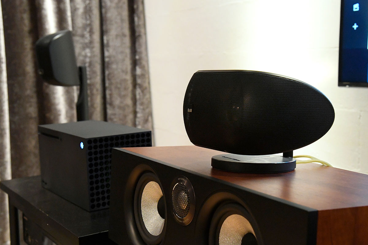 上年其中一單影音大新聞就是 Sound United 收購了英國音響名廠 Bowers & Wilkins（B&W），而歸入了 Sound United 這個大家庭之後，B&W 的 showroom 也變得不再「單調」。以往可能主打只有 B&W 的喇叭系列，現在就多了更多不同的器材搭配，好似 Denon、Marantz、Classé 的播放器和擴音機，甚至還有 Polk Audio 和 Definitive Technology（DT）的喇叭，而 B&W 的中環和尖沙咀 showroom 更相當花心機地設置了 8K 電視、4K 投影影院，提供了 Dolby Atmos 5.2.6、7.2.6 等配搭天花喇叭、前後方高置喇叭的不同配置，讓用家選購的時候可以更方便地親身實試一下不同配搭配置的效果。