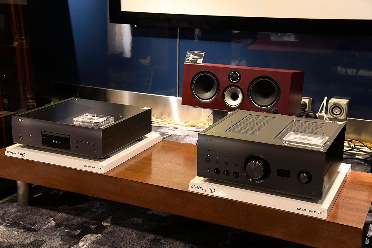 上年其中一單影音大新聞就是 Sound United 收購了英國音響名廠 Bowers & Wilkins（B&W），而歸入了 Sound United 這個大家庭之後，B&W 的 showroom 也變得不再「單調」。以往可能主打只有 B&W 的喇叭系列，現在就多了更多不同的器材搭配，好似 Denon、Marantz、Classé 的播放器和擴音機，甚至還有 Polk Audio 和 Definitive Technology（DT）的喇叭，而 B&W 的中環和尖沙咀 showroom 更相當花心機地設置了 8K 電視、4K 投影影院，提供了 Dolby Atmos 5.2.6、7.2.6 等配搭天花喇叭、前後方高置喇叭的不同配置，讓用家選購的時候可以更方便地親身實試一下不同配搭配置的效果。