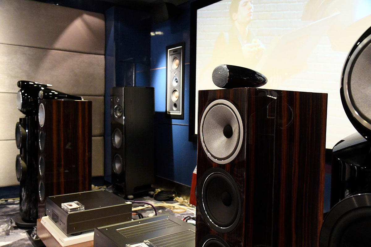 上年其中一單影音大新聞就是 Sound United 收購了英國音響名廠 Bowers & Wilkins（B&W），而歸入了 Sound United 這個大家庭之後，B&W 的 showroom 也變得不再「單調」。以往可能主打只有 B&W 的喇叭系列，現在就多了更多不同的器材搭配，好似 Denon、Marantz、Classé 的播放器和擴音機，甚至還有 Polk Audio 和 Definitive Technology（DT）的喇叭，而 B&W 的中環和尖沙咀 showroom 更相當花心機地設置了 8K 電視、4K 投影影院，提供了 Dolby Atmos 5.2.6、7.2.6 等配搭天花喇叭、前後方高置喇叭的不同配置，讓用家選購的時候可以更方便地親身實試一下不同配搭配置的效果。