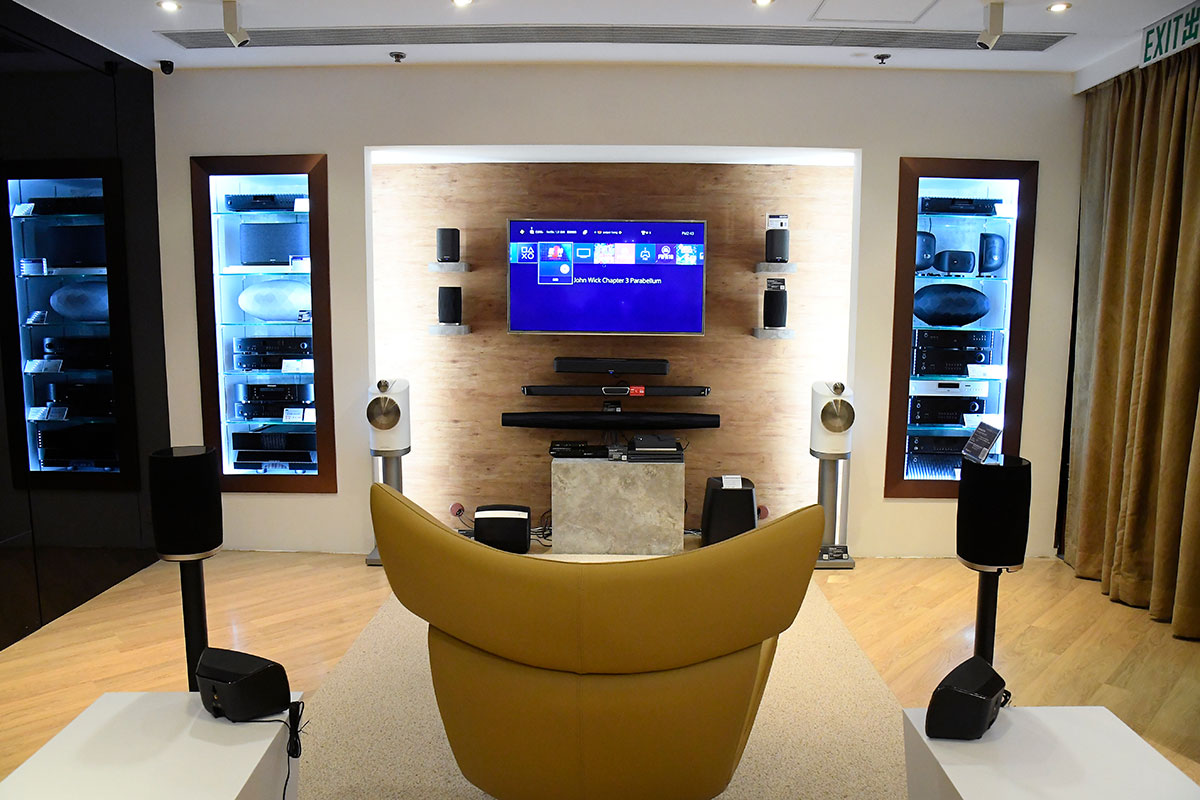 上年其中一單影音大新聞就是 Sound United 收購了英國音響名廠 Bowers & Wilkins（B&W），而歸入了 Sound United 這個大家庭之後，B&W 的 showroom 也變得不再「單調」。以往可能主打只有 B&W 的喇叭系列，現在就多了更多不同的器材搭配，好似 Denon、Marantz、Classé 的播放器和擴音機，甚至還有 Polk Audio 和 Definitive Technology（DT）的喇叭，而 B&W 的中環和尖沙咀 showroom 更相當花心機地設置了 8K 電視、4K 投影影院，提供了 Dolby Atmos 5.2.6、7.2.6 等配搭天花喇叭、前後方高置喇叭的不同配置，讓用家選購的時候可以更方便地親身實試一下不同配搭配置的效果。