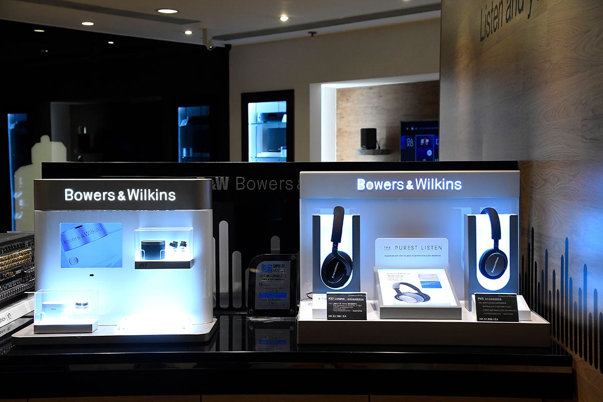 上年其中一單影音大新聞就是 Sound United 收購了英國音響名廠 Bowers & Wilkins（B&W），而歸入了 Sound United 這個大家庭之後，B&W 的 showroom 也變得不再「單調」。以往可能主打只有 B&W 的喇叭系列，現在就多了更多不同的器材搭配，好似 Denon、Marantz、Classé 的播放器和擴音機，甚至還有 Polk Audio 和 Definitive Technology（DT）的喇叭，而 B&W 的中環和尖沙咀 showroom 更相當花心機地設置了 8K 電視、4K 投影影院，提供了 Dolby Atmos 5.2.6、7.2.6 等配搭天花喇叭、前後方高置喇叭的不同配置，讓用家選購的時候可以更方便地親身實試一下不同配搭配置的效果。