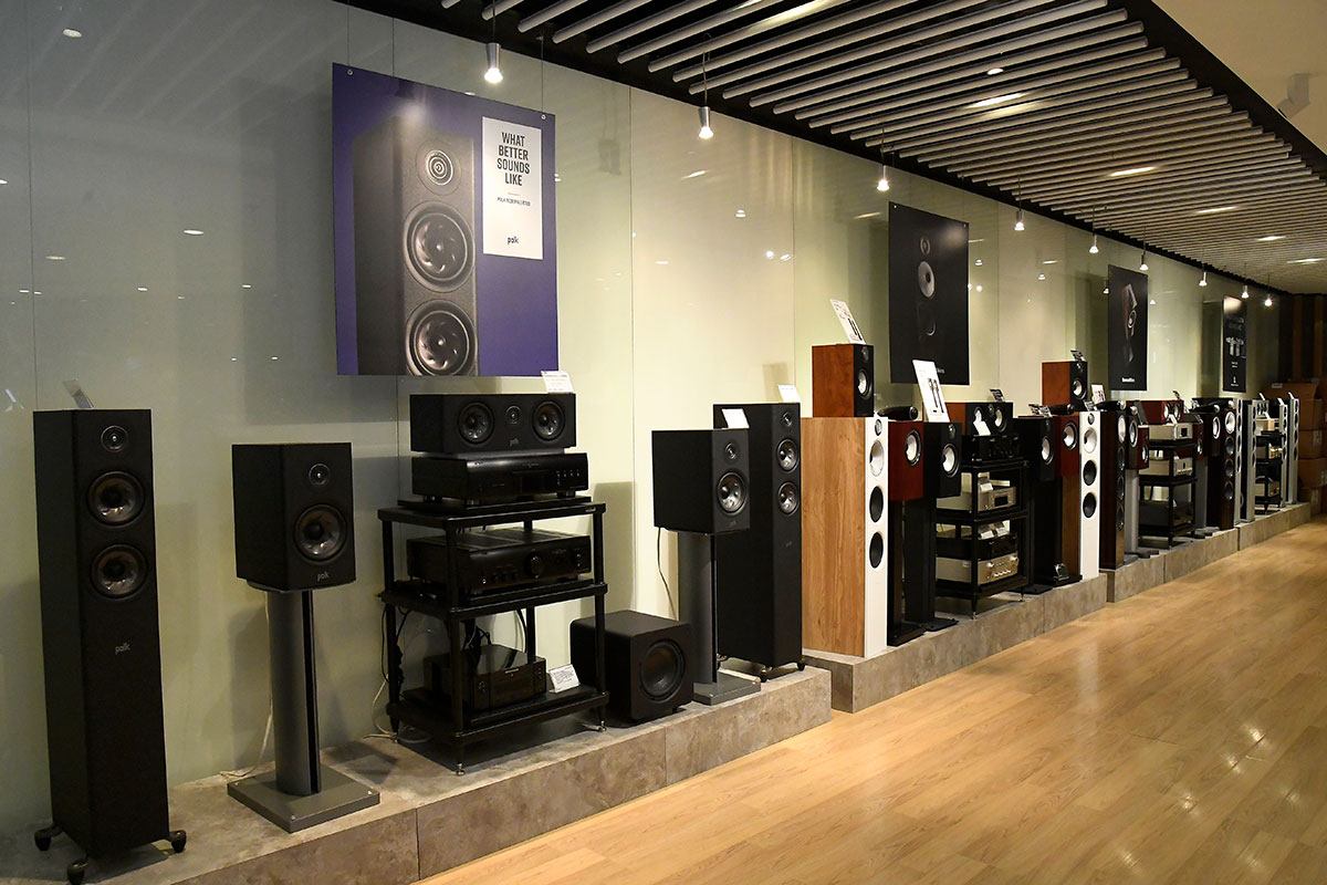 上年其中一單影音大新聞就是 Sound United 收購了英國音響名廠 Bowers & Wilkins（B&W），而歸入了 Sound United 這個大家庭之後，B&W 的 showroom 也變得不再「單調」。以往可能主打只有 B&W 的喇叭系列，現在就多了更多不同的器材搭配，好似 Denon、Marantz、Classé 的播放器和擴音機，甚至還有 Polk Audio 和 Definitive Technology（DT）的喇叭，而 B&W 的中環和尖沙咀 showroom 更相當花心機地設置了 8K 電視、4K 投影影院，提供了 Dolby Atmos 5.2.6、7.2.6 等配搭天花喇叭、前後方高置喇叭的不同配置，讓用家選購的時候可以更方便地親身實試一下不同配搭配置的效果。