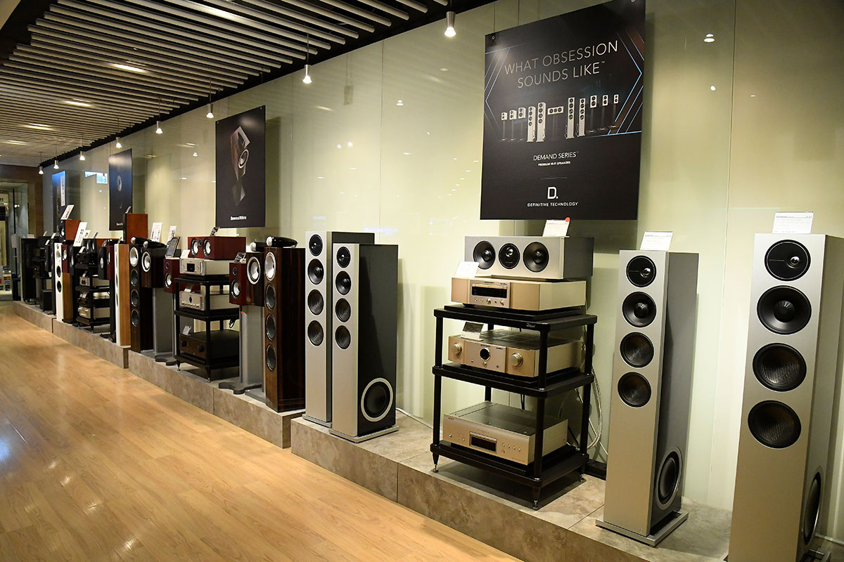 上年其中一單影音大新聞就是 Sound United 收購了英國音響名廠 Bowers & Wilkins（B&W），而歸入了 Sound United 這個大家庭之後，B&W 的 showroom 也變得不再「單調」。以往可能主打只有 B&W 的喇叭系列，現在就多了更多不同的器材搭配，好似 Denon、Marantz、Classé 的播放器和擴音機，甚至還有 Polk Audio 和 Definitive Technology（DT）的喇叭，而 B&W 的中環和尖沙咀 showroom 更相當花心機地設置了 8K 電視、4K 投影影院，提供了 Dolby Atmos 5.2.6、7.2.6 等配搭天花喇叭、前後方高置喇叭的不同配置，讓用家選購的時候可以更方便地親身實試一下不同配搭配置的效果。