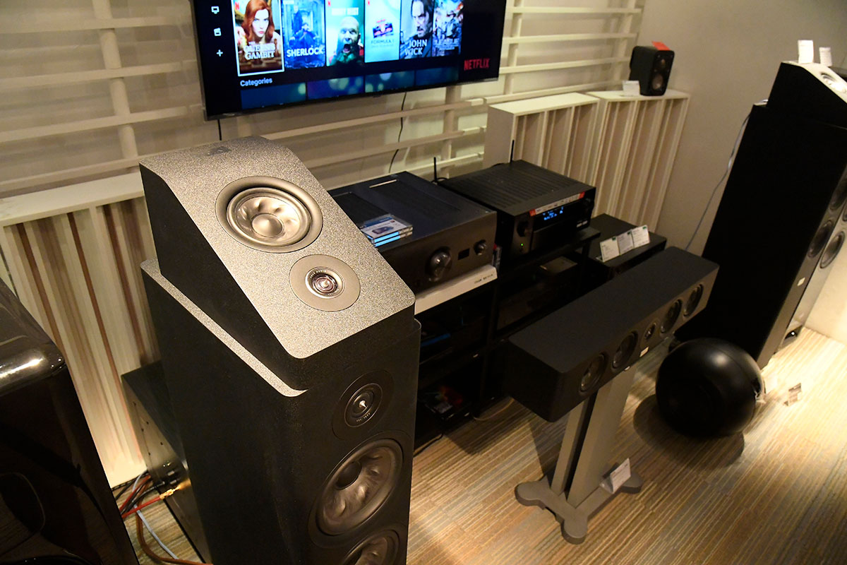 上年其中一單影音大新聞就是 Sound United 收購了英國音響名廠 Bowers & Wilkins（B&W），而歸入了 Sound United 這個大家庭之後，B&W 的 showroom 也變得不再「單調」。以往可能主打只有 B&W 的喇叭系列，現在就多了更多不同的器材搭配，好似 Denon、Marantz、Classé 的播放器和擴音機，甚至還有 Polk Audio 和 Definitive Technology（DT）的喇叭，而 B&W 的中環和尖沙咀 showroom 更相當花心機地設置了 8K 電視、4K 投影影院，提供了 Dolby Atmos 5.2.6、7.2.6 等配搭天花喇叭、前後方高置喇叭的不同配置，讓用家選購的時候可以更方便地親身實試一下不同配搭配置的效果。