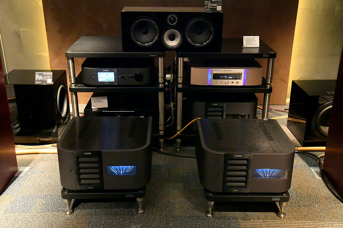上年其中一單影音大新聞就是 Sound United 收購了英國音響名廠 Bowers & Wilkins（B&W），而歸入了 Sound United 這個大家庭之後，B&W 的 showroom 也變得不再「單調」。以往可能主打只有 B&W 的喇叭系列，現在就多了更多不同的器材搭配，好似 Denon、Marantz、Classé 的播放器和擴音機，甚至還有 Polk Audio 和 Definitive Technology（DT）的喇叭，而 B&W 的中環和尖沙咀 showroom 更相當花心機地設置了 8K 電視、4K 投影影院，提供了 Dolby Atmos 5.2.6、7.2.6 等配搭天花喇叭、前後方高置喇叭的不同配置，讓用家選購的時候可以更方便地親身實試一下不同配搭配置的效果。