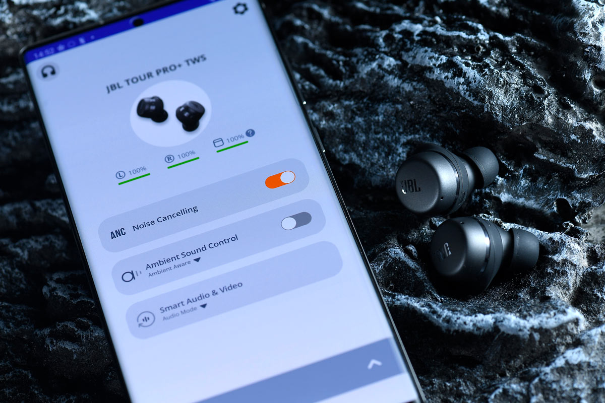 近年 JBL 在真無線耳機市場上相當積極，一款接一款面世，無論外形、功能和調聲都交足功課，一向予人性價比高的好印象。最新推出的 Tour Pro+ TWS 集多功能於一身，有齊主動式降噪功能、佩戴感應器、環境感知、高續航力、IPX5 防水防汗、無線充電、佩戴檢測，以及兼具 JBL Pro Sound 的震撼音效。